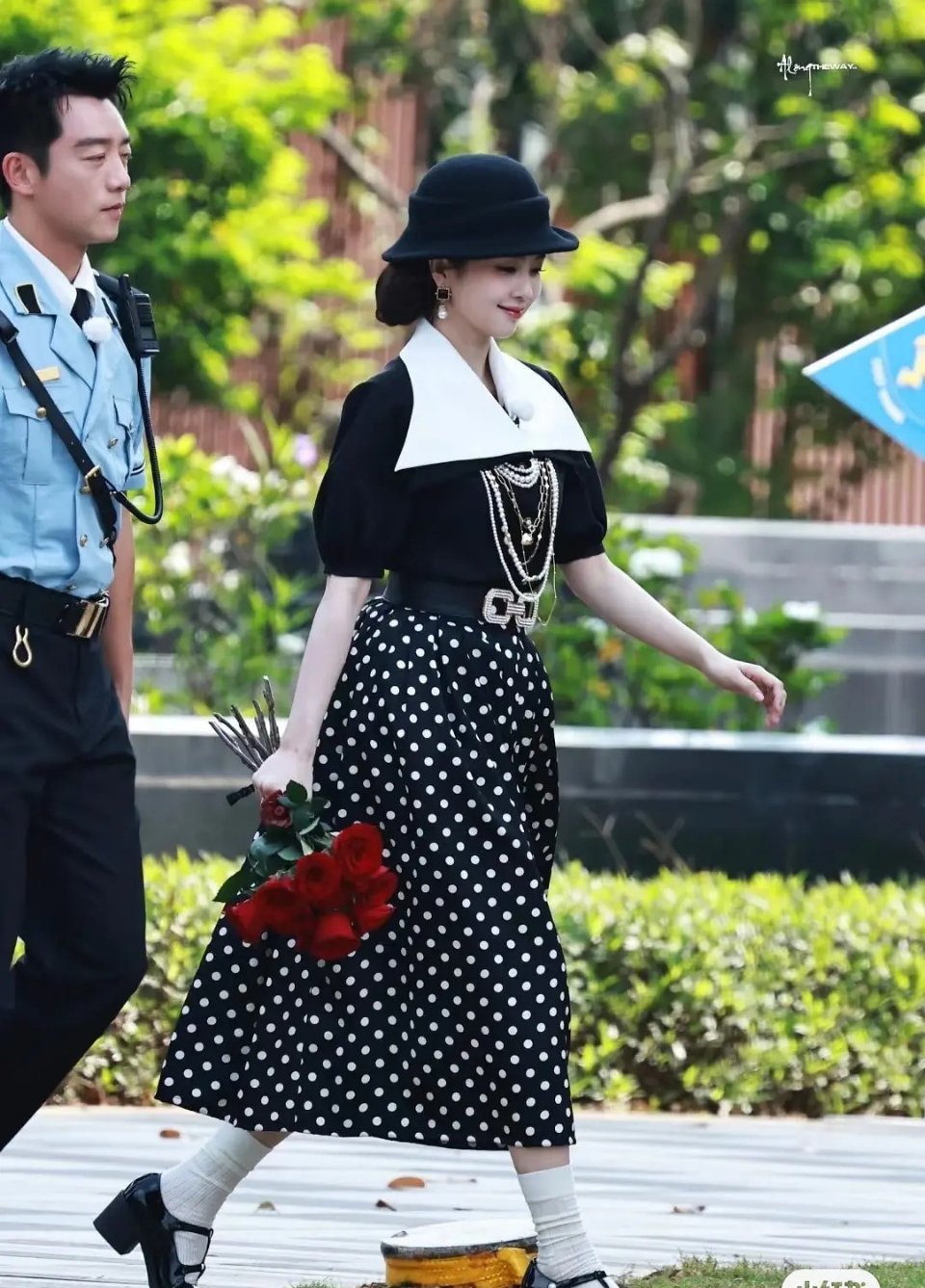 都是波点衣服，一下子就能看出来孟子义比白鹿身材好多了