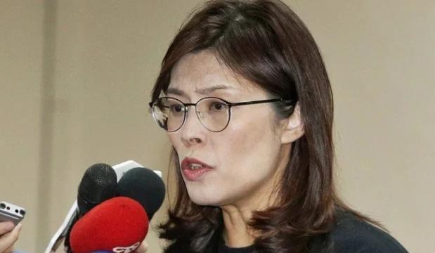 就在9月26日，连战之子连胜文的嫡系大将李德维，突然寸步不离地出现在了郑丽文的身