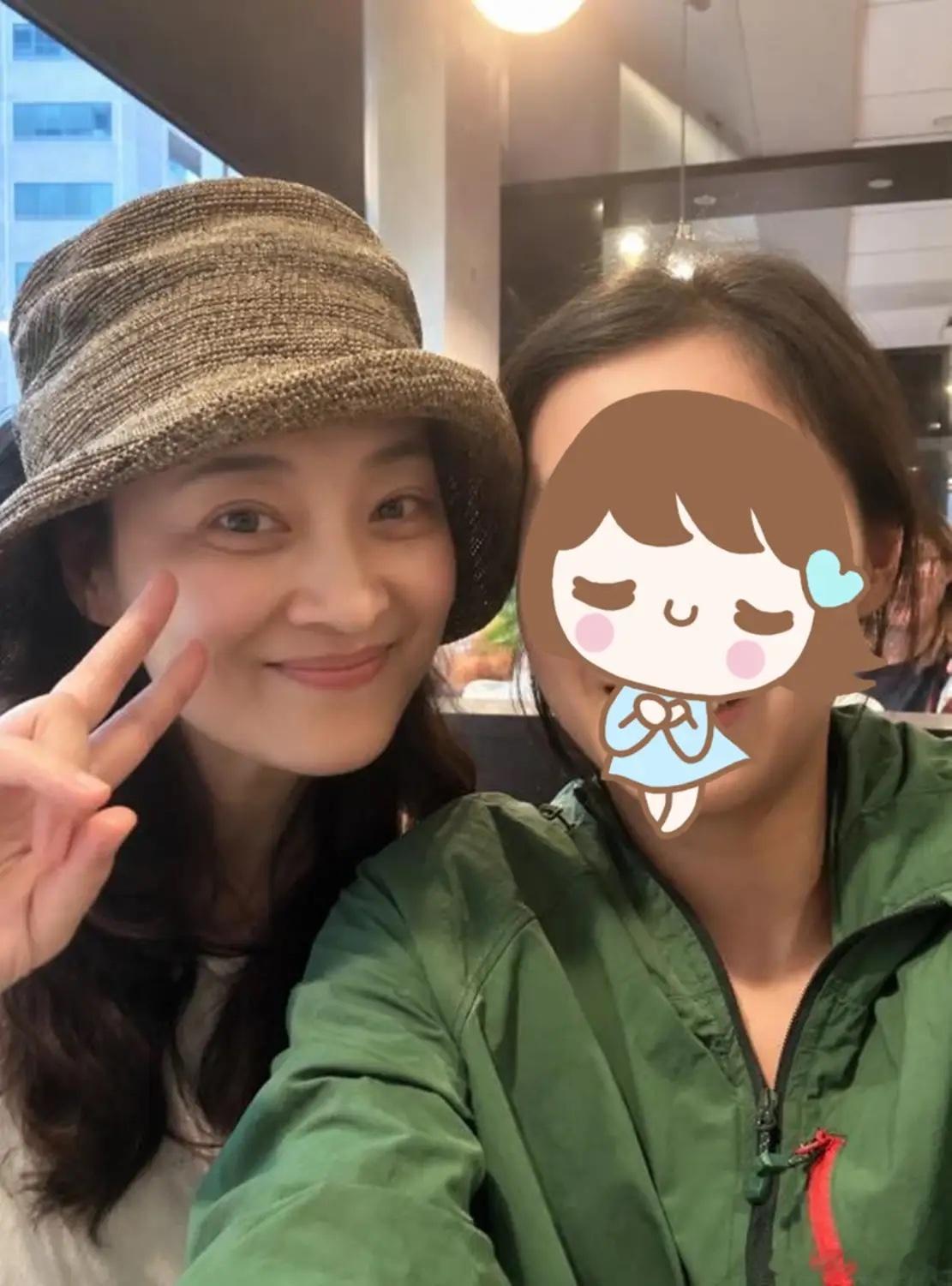 波士顿一家火锅店偶遇到梅婷，大素颜示人的她依旧好美，这状态真的难以想象已经是51