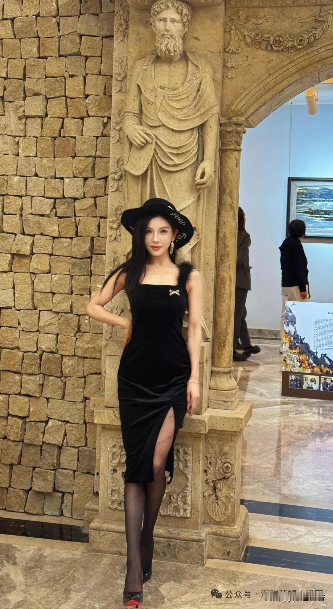 黑色抹胸连衣裙必须得搭配一双绝美高跟鞋，这样才能彰显女王气质！