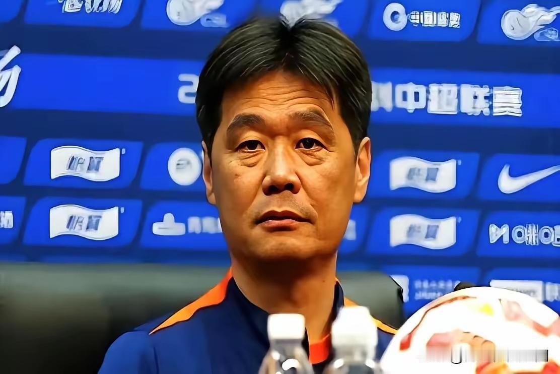 李霄鹏不愧为山东足球的又一硬汉子，据可靠消息，他下赛季仍留在自已家乡青岛执教。争