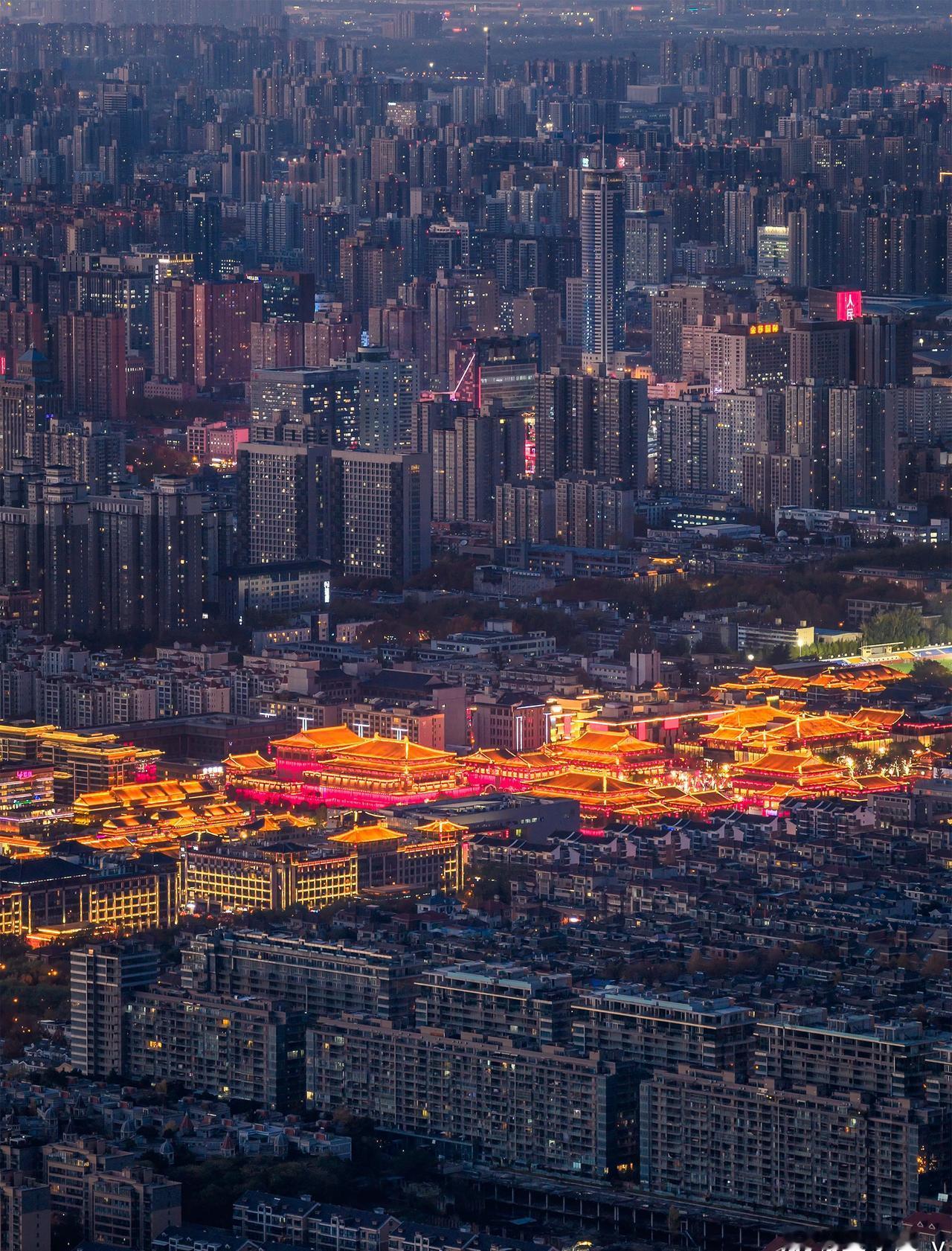 西安的夜，是盛唐余韵与现代繁华的双向奔赴。当唐风建筑群的鎏金灯火与都市高楼的霓虹