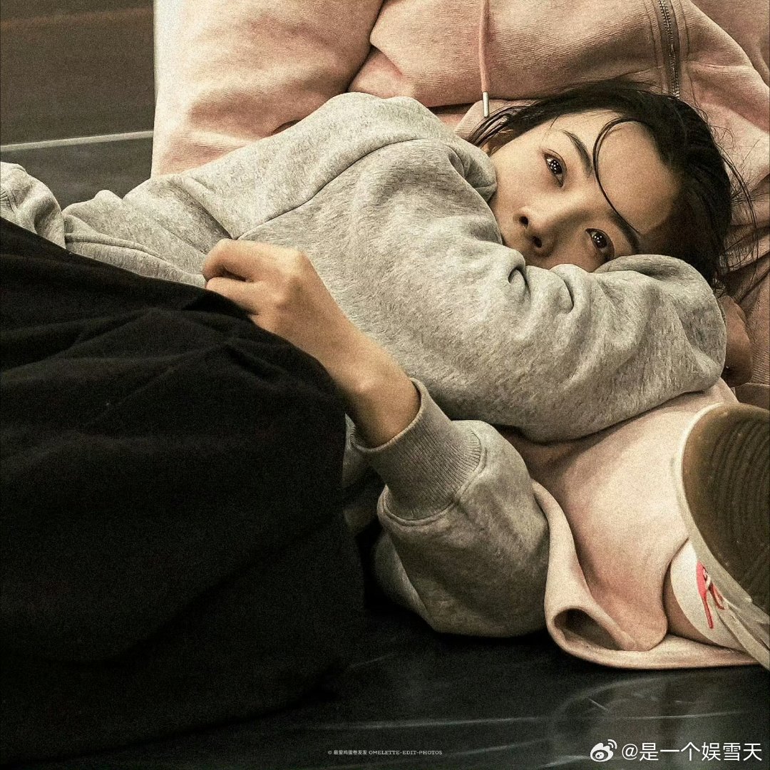 陈丽君话剧里又在挨揍没想到话剧里陈丽君还是逃不过挨揍，敬业又敢演，把角色的痛苦与