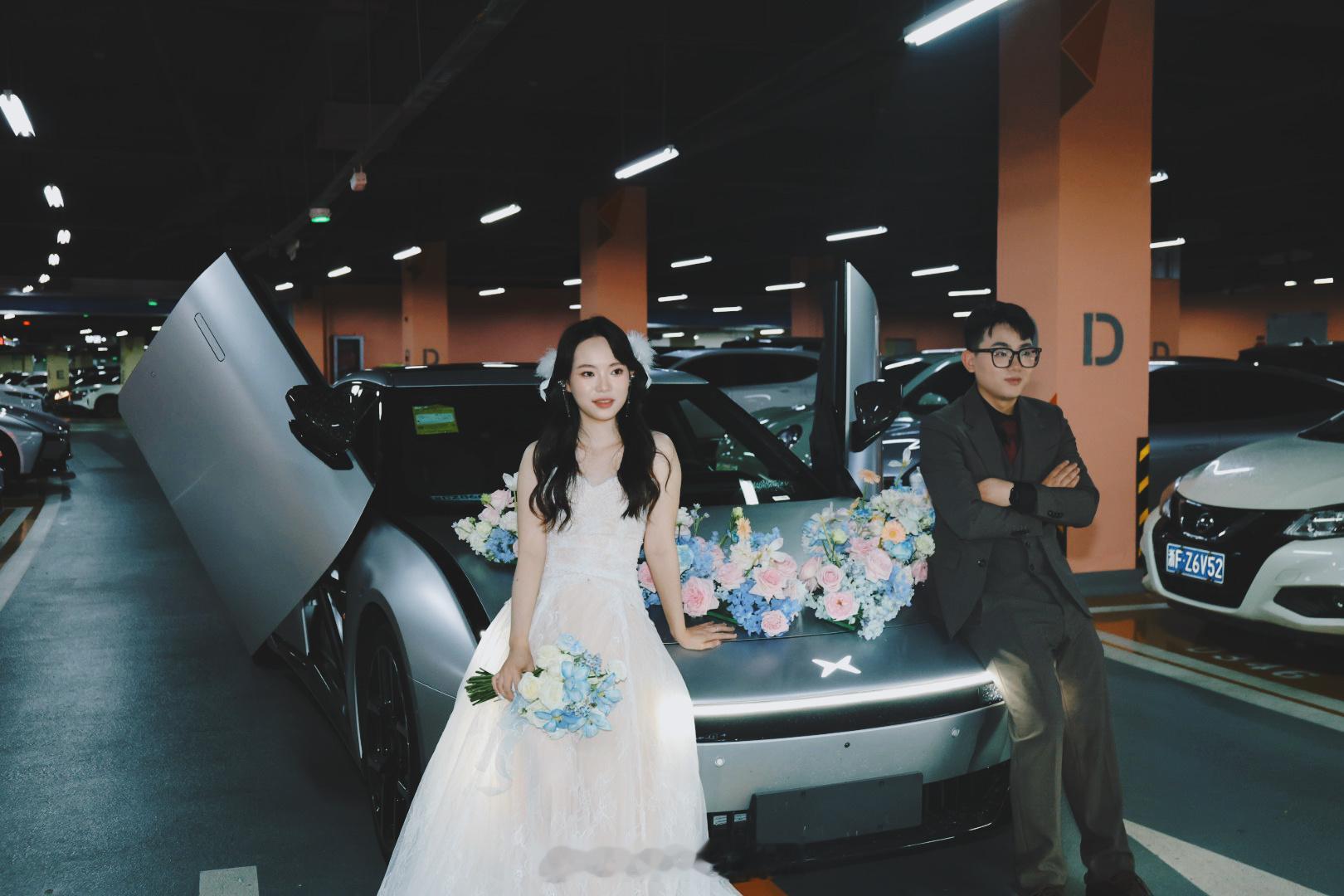 小鹏P7车主组车队祝福新婚大妇小鹏P7鹏友一群因“热爱相聚”的浪漫疯子，出于对小