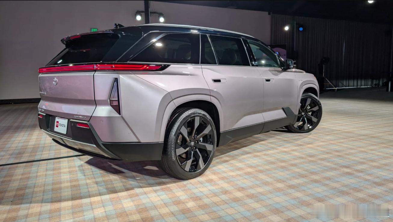 全新汉兰达这造型真的是“可油可电，左右逢源”汉兰达