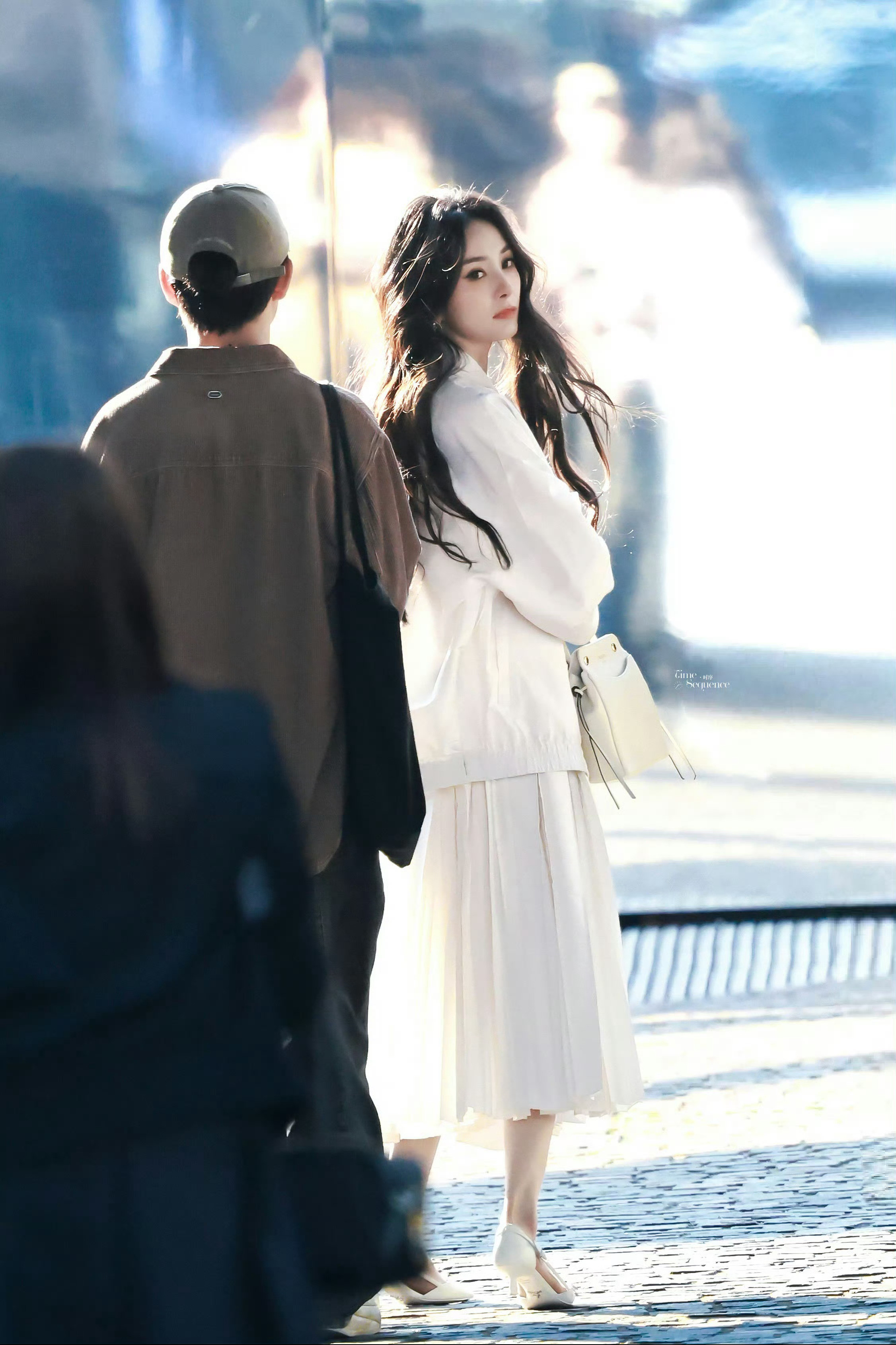 回顾一下杨幂此次米兰时装周完全仙品来的，首秀就上身Prada超季未发布系列➕外网