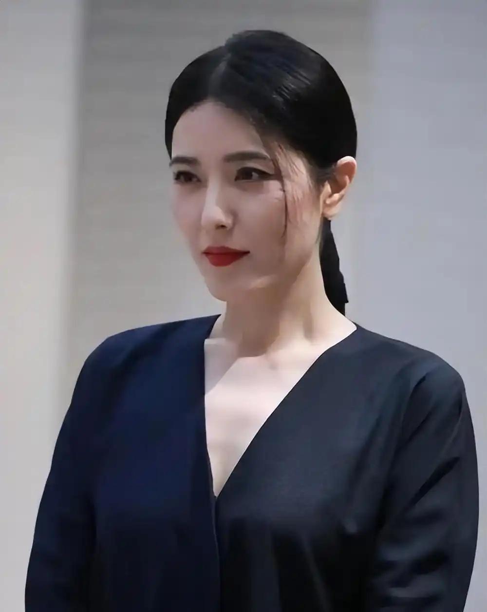 她是两百年难遇的美人，靠美貌“征服”无数男人，如今49岁了，孑然一身，孤孤单单，