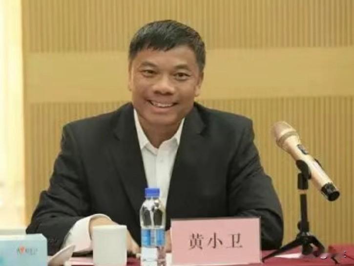 农发行的黄小卫61岁上了热搜！他是广西壮族自治区南宁人，有着硕士研究生文化水平，