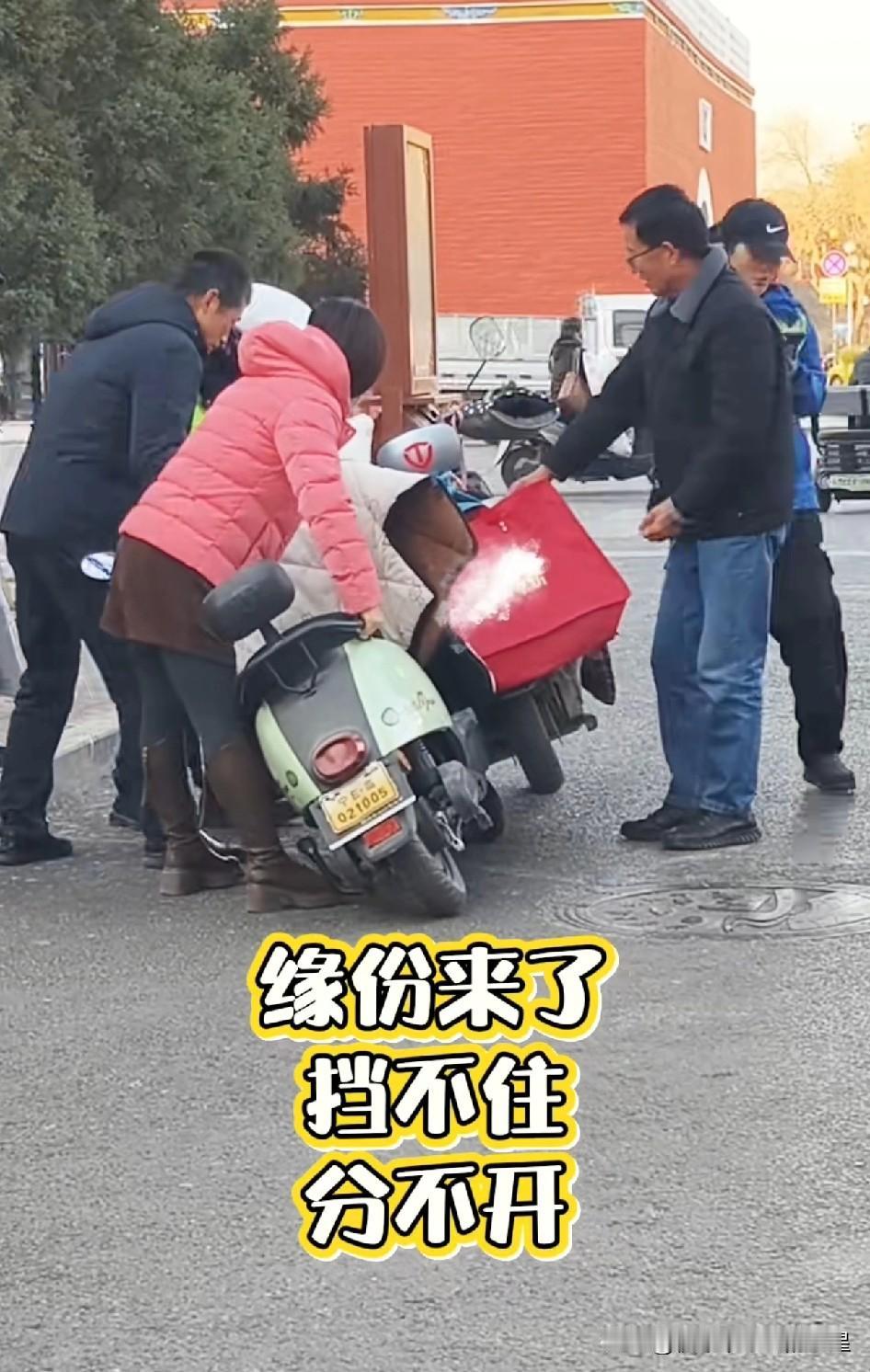 笑不活了！鼓楼边电动车上演“锁死”名场面鼓楼底下碰到个乐子事儿！俩电动车撞