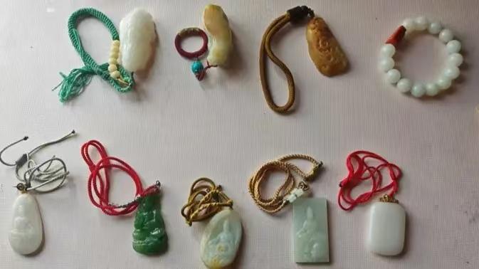 上海，张女士的弟弟离世后，他的卡却还在不停往外转账，当天被人转走20万，取现1万