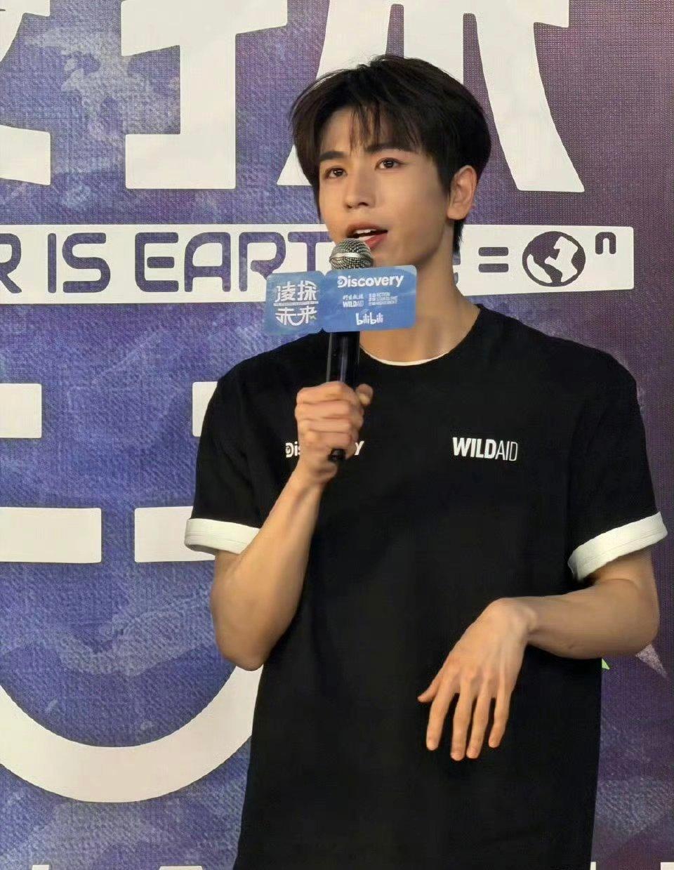 张凌赫今天活动纯生图太帅了