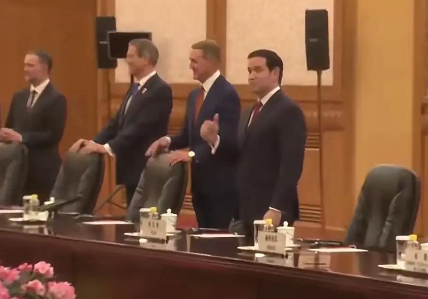 鲁比奥对会场天花板的中式美学设计表现出浓厚兴趣。现场画面显示，他多次抬头注视天花