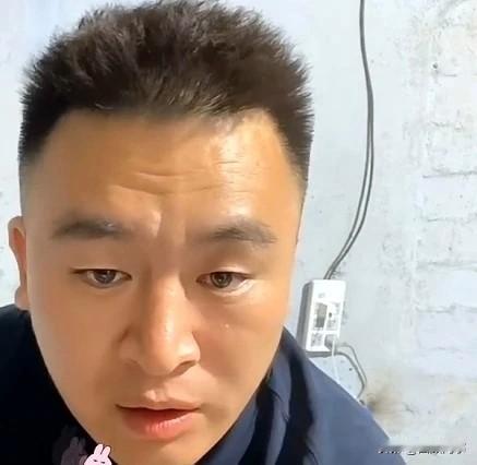 驴家六扯辟谣陪伴二驴，没有工资收入。二驴遭封Sha后，六