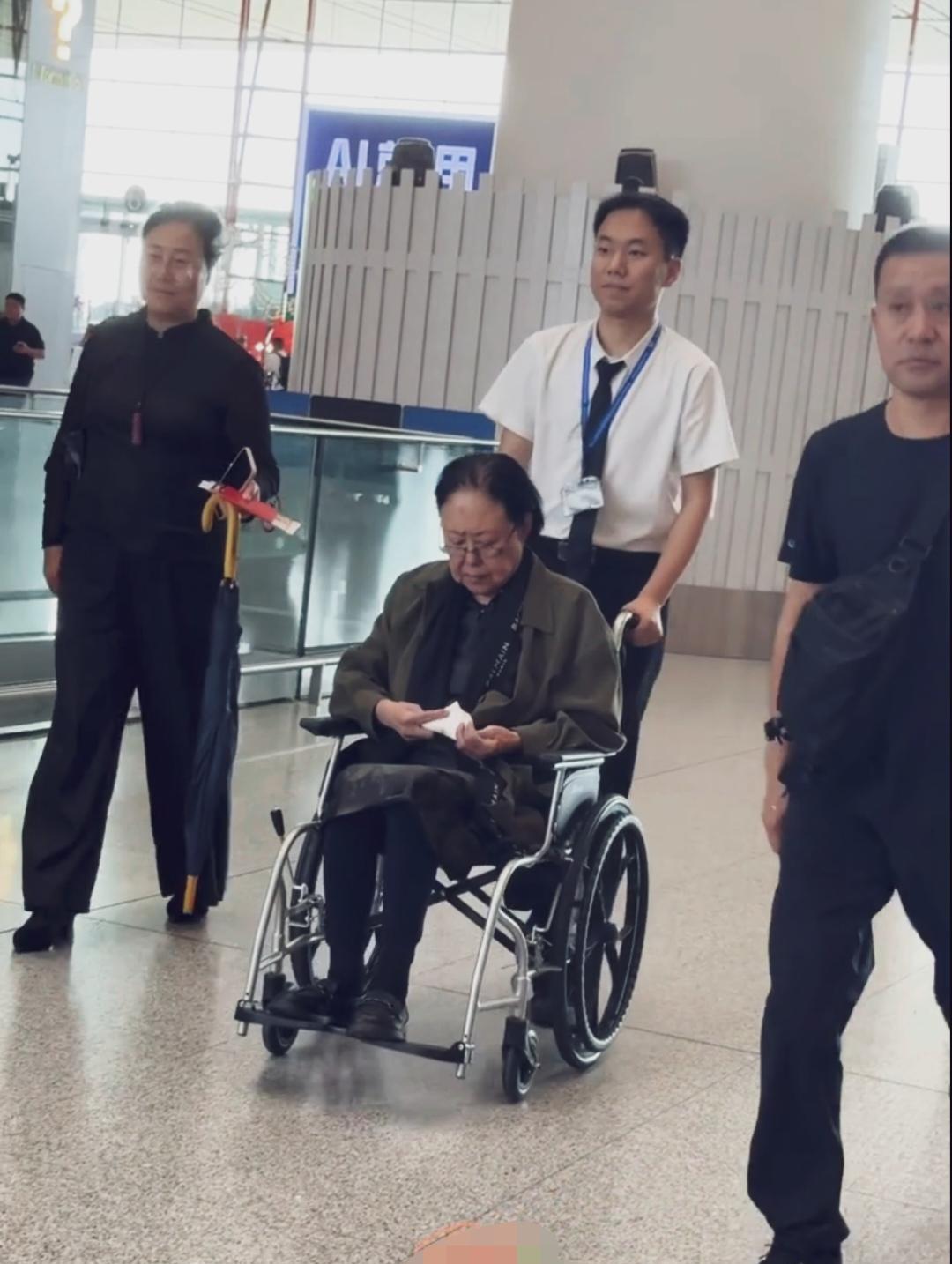瑞士籍华人斯琴高娃今年75岁，已经坐轮椅了！面色憔悴，动作迟缓，面部肌肉整体下垂