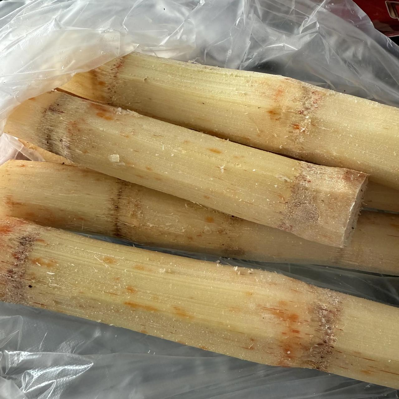 甘蔗这样还能吃吗甘蔗放了两天，这样了还能吃吗，一开始是正常的，是不是家里太热