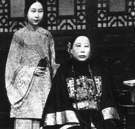 1861年，38岁的李鸿章刚死了老婆，就急匆匆请大哥说媒。大哥李瀚章挑来挑去