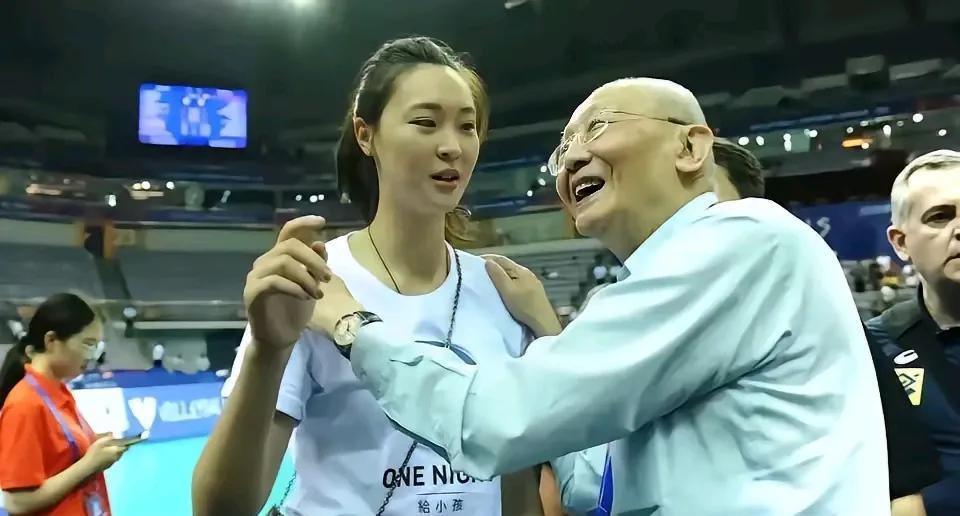 不明白为什么一个排球边缘人大呼：“中国女排不迷信任何人”，与“打整体不打核心”的