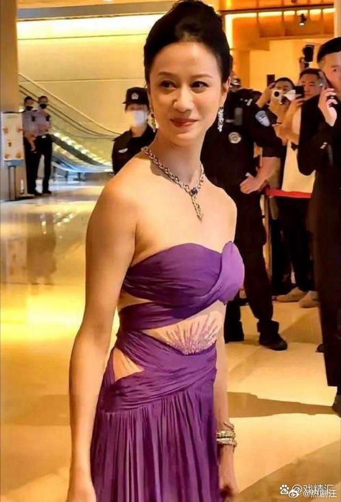 倪虹洁衣服不是亮点，肚子才是。