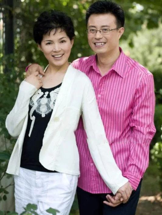央视主持人白燕升与周佳新婚仅9个月，妻子却意外重伤致残、六级伤残、瘫痪在床。为了