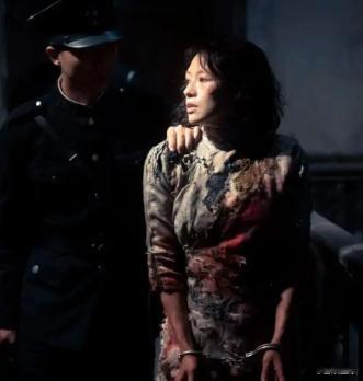 《酱园弄》得不到满意的票房，口碑差劲，也得不到专业奖项的认可。所以今年电影金鸡奖