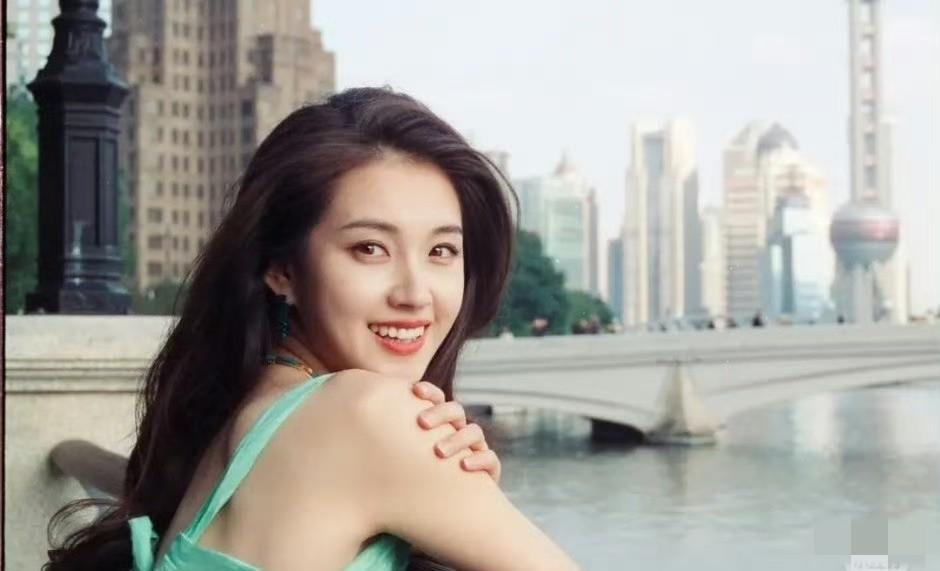 果然，美人三分龅！一部《盛夏芬德拉》不仅火了刘潇旭，也让“三分龅”美人郭宇欣被