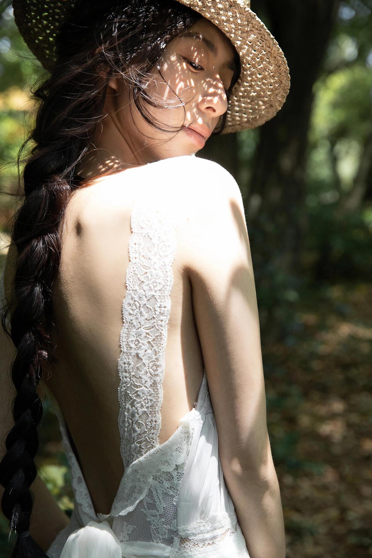 夏天我们带着模特出门创作，自然要选择树荫下。一方面女孩都比较怕晒，有了这样的心力