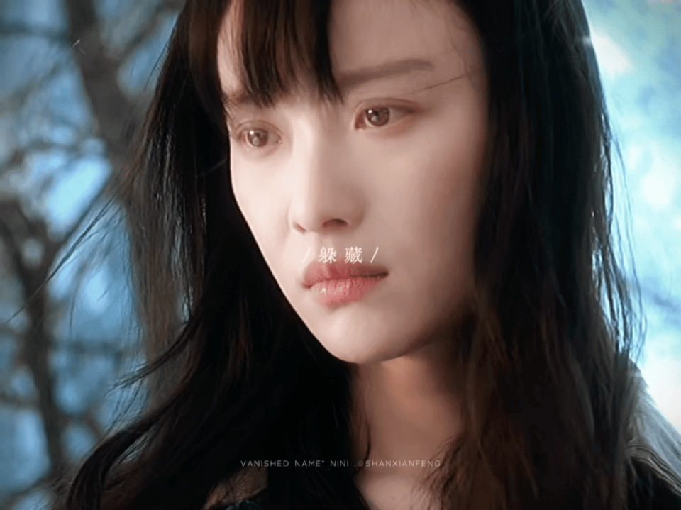 倪妮哭出了漫画里才有的泪眼倪妮盯着镜头的那一刻，眼眶里蓄着光，脆弱又倔强。没掉