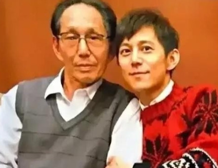 一次节目中，阿雅问何炅：如果你要跟别人借钱，你会先找谁借？”何炅很干脆的回复：我