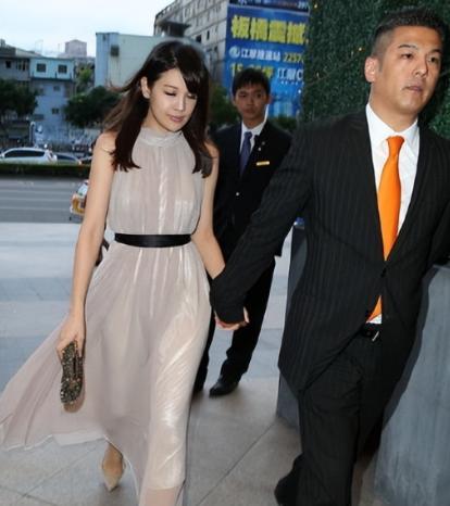 🌙2005年，贾静雯在医院生下了女儿梧桐妹，消息传到婆婆耳朵里，没有一句恭喜，