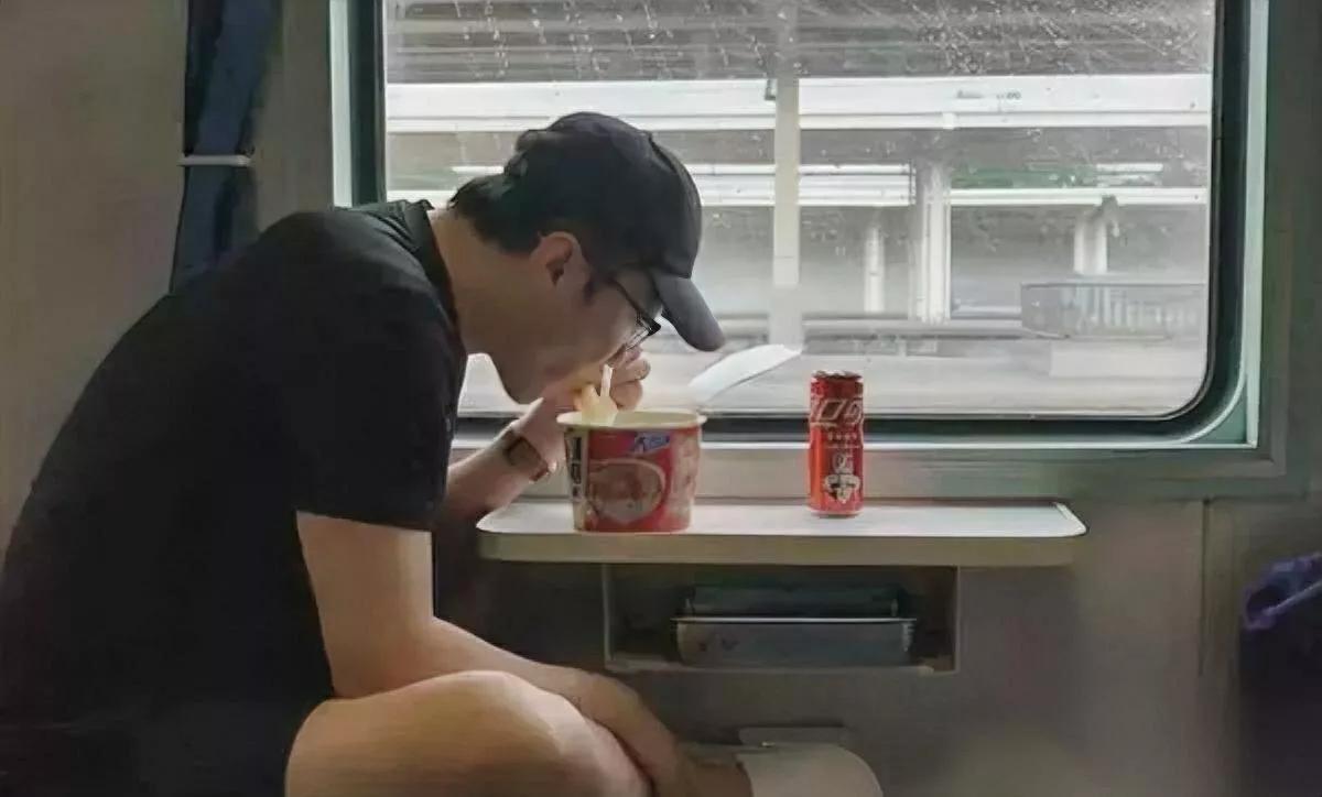 王自如坐绿皮火车！背后藏着1亿债务真相最近王自如在节目里乘绿皮火车出行，