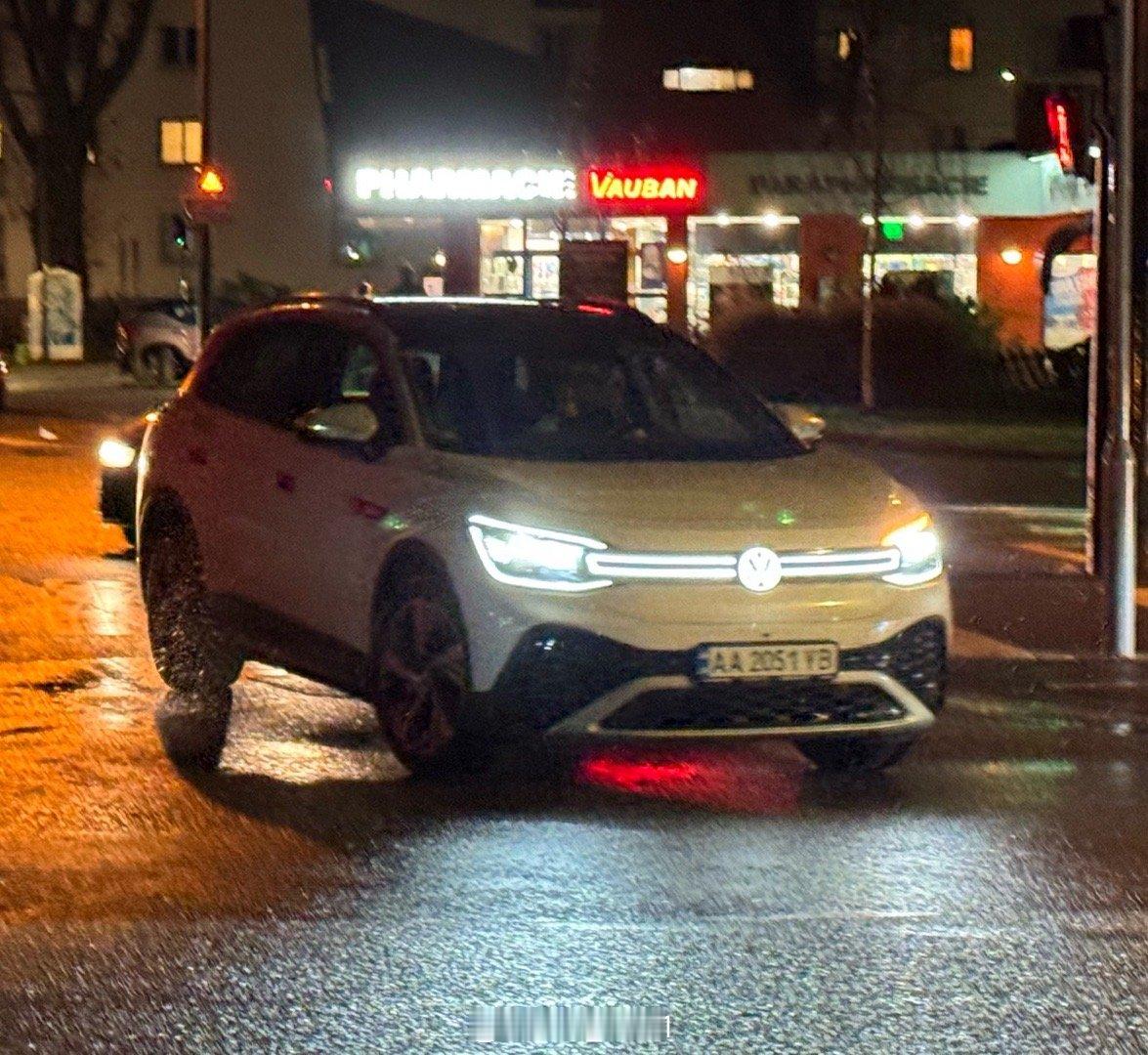 法国东北部偶遇中国东北部车企的车一汽大众ID.6CROZZ悬挂乌克兰车牌的中