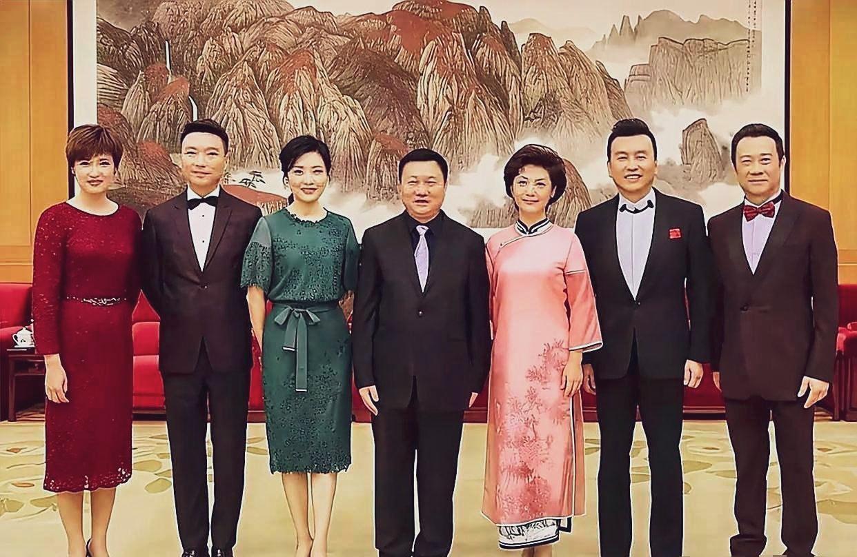 海霞、周涛、桑晨、康辉、张泽群、赵宝乐。中间这位是谁啊？#央视播音员##周涛#