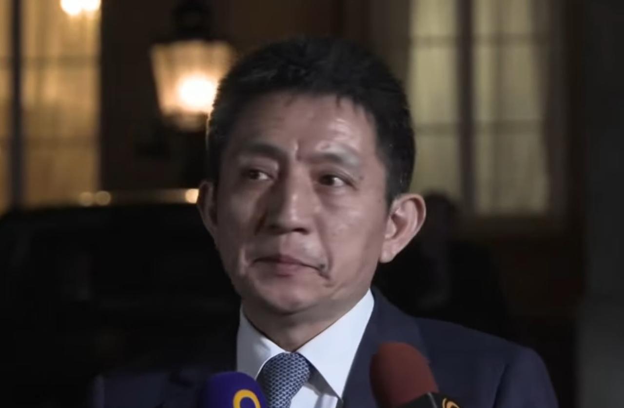 中美经贸磋商伦敦会谈第二天谈判结束，一直谈到了深夜，辛苦了。中美两国代表在会谈后
