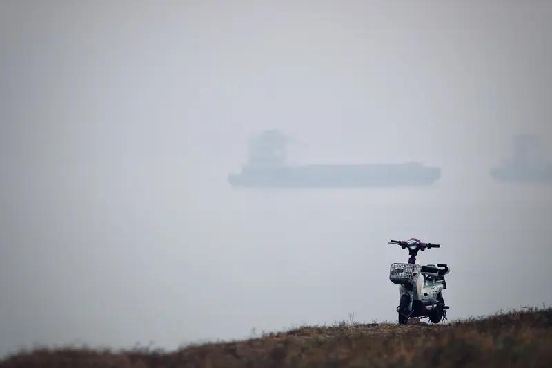 张雪计划今年六七月份在重庆挑战骑摩托车飞越长江，这消息一出来网友都炸锅了。好多人