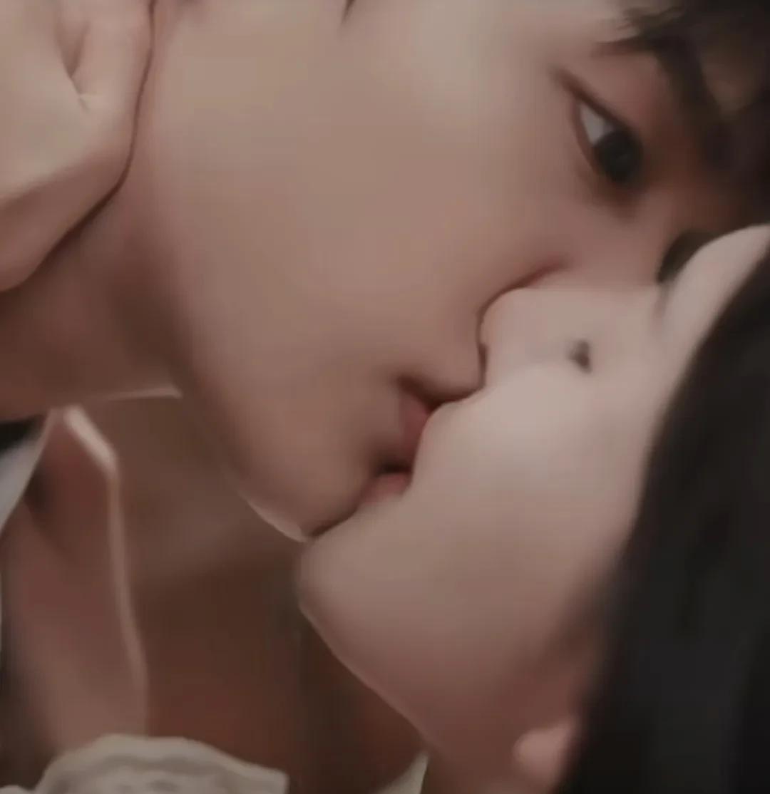 柯淳亲不够，亲不够，根本亲不够。短剧演员其实挺无奈的，每一部剧都要拍吻戏，吻戏不