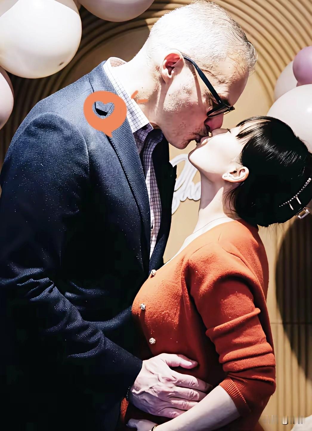 一位赴美陪读的妈妈，怀上了女儿学校里老教授的孩子，喜结良缘。如今她发声指出牢A