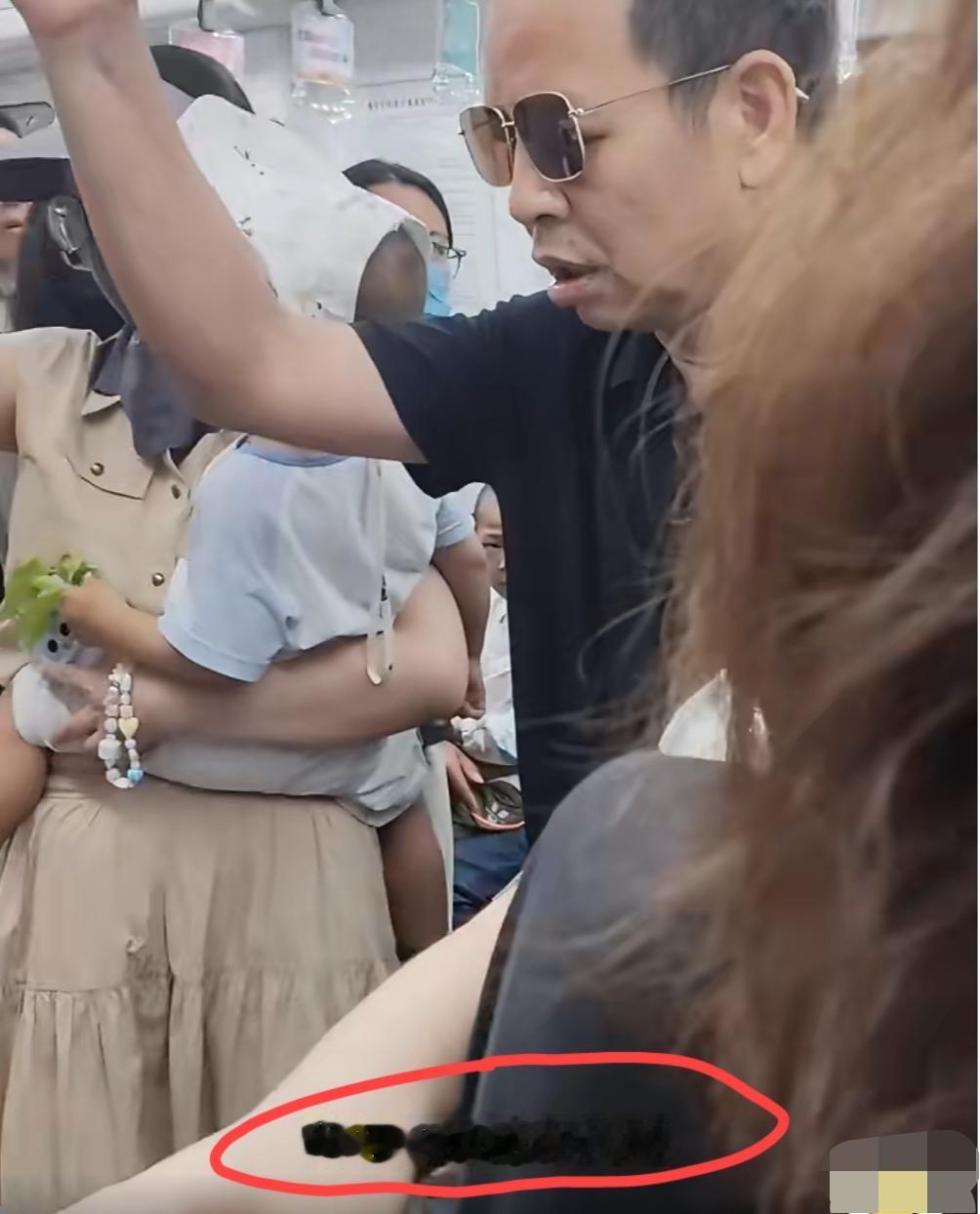 地铁上，一名怀抱婴儿的女士无人让座，一位大哥看不惯，和坐在位置上的年轻女生吵了起