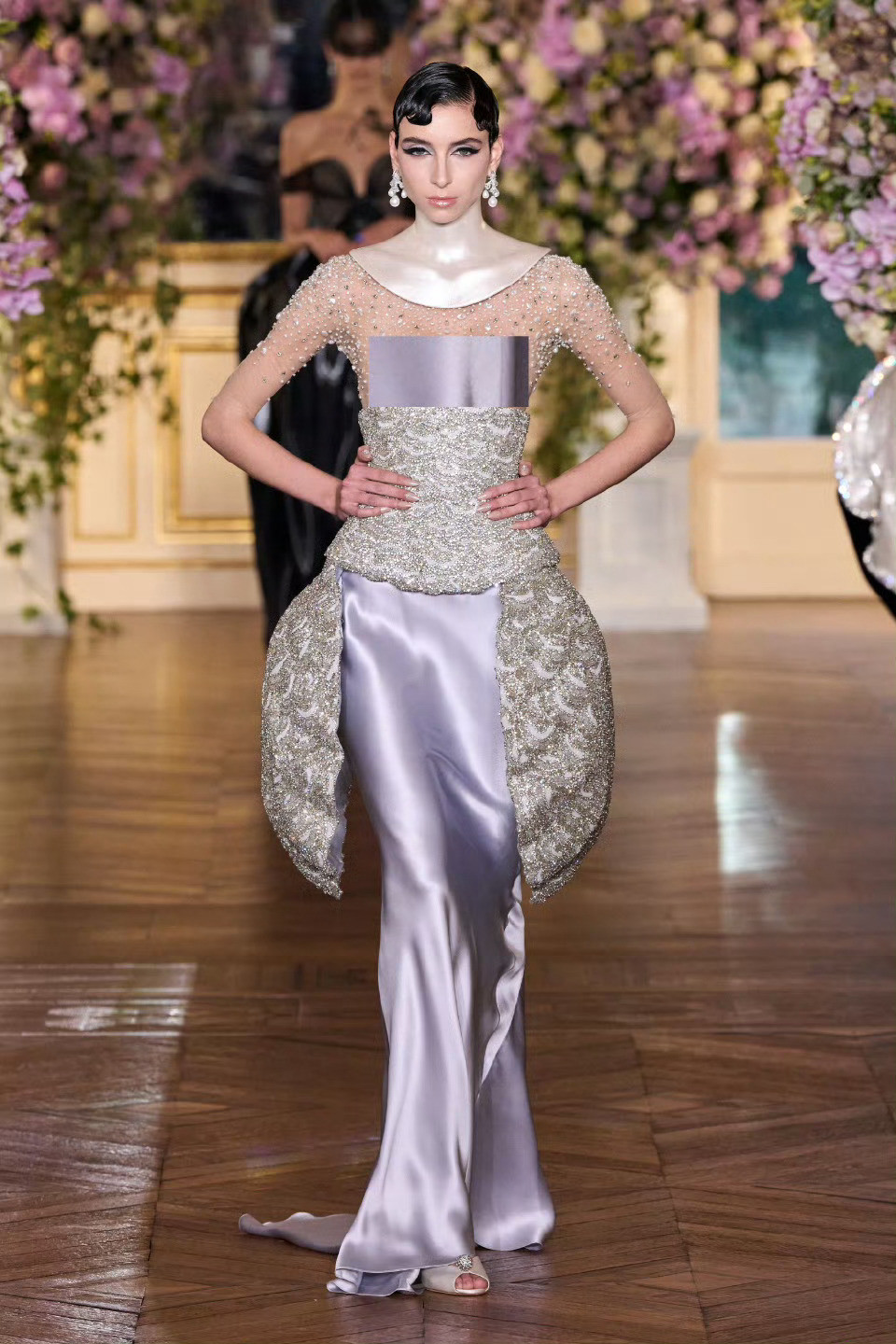 杨幂紫色高定长裙杨幂闪钻紫色高定杨幂紫色高定长裙，好看，[点赞][点赞]