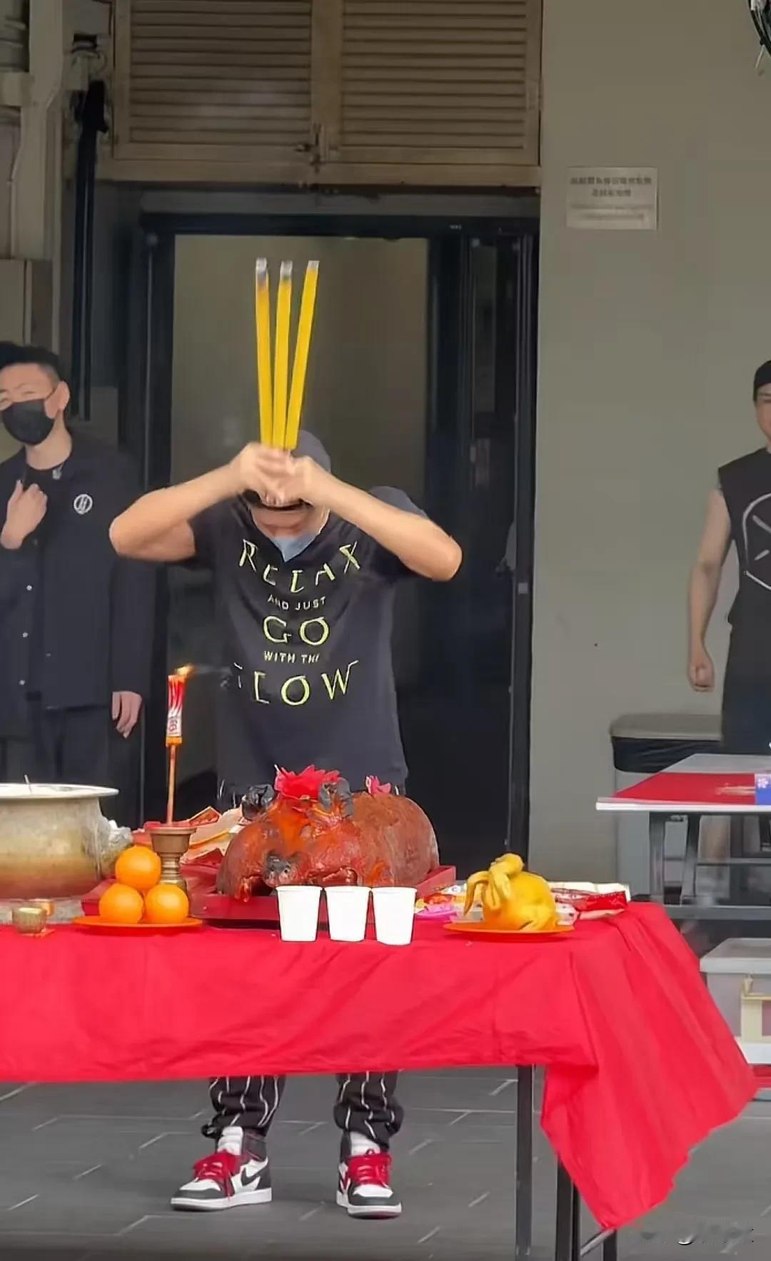 今天林峰和陈奕迅都举行演唱会，并有拜神仪式，但一个有心，一个无诚意。林峰在香港