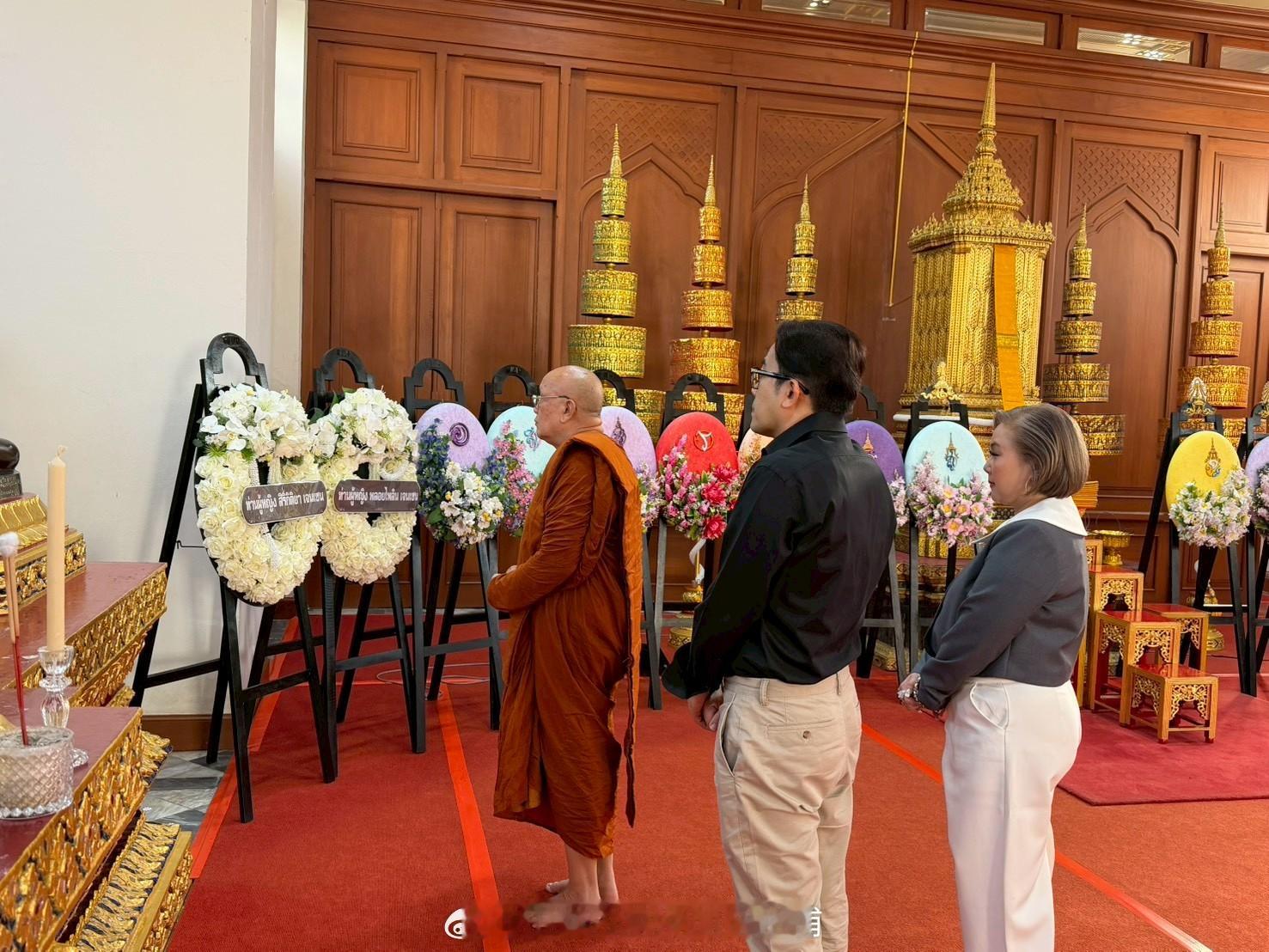 王室王室泰国王室王室旁支2026年2月3日，莎莉夫妇在曼谷的云石寺聆听僧侣诵经