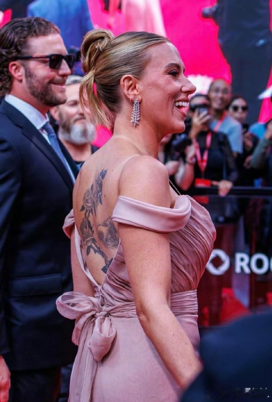 寡姐这皮肤也太差了，摸着一点都不丝滑