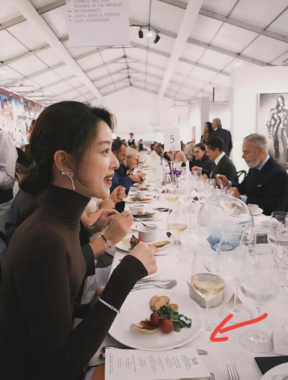 原来有钱人吃的这么寒碜，这样的一盘只够塞牙缝吧？也看不出吃的啥，不觉得是好