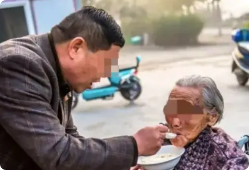 不是亲生的？4月25日，大儿子独自照顾母亲多年，老母亲去世前，却将存款密码告知其
