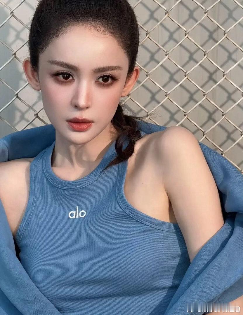 你们发现了吗？古力娜扎这人，什么都好，就是有一点不好，那就是她的衣品不过关。前天