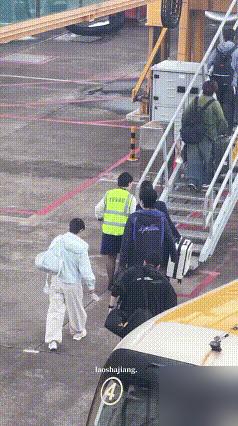 别盯着王楚钦在机场挪步的姿势掉眼泪，那不是伤感，是顶级竞技场最刻薄的收据。你看他