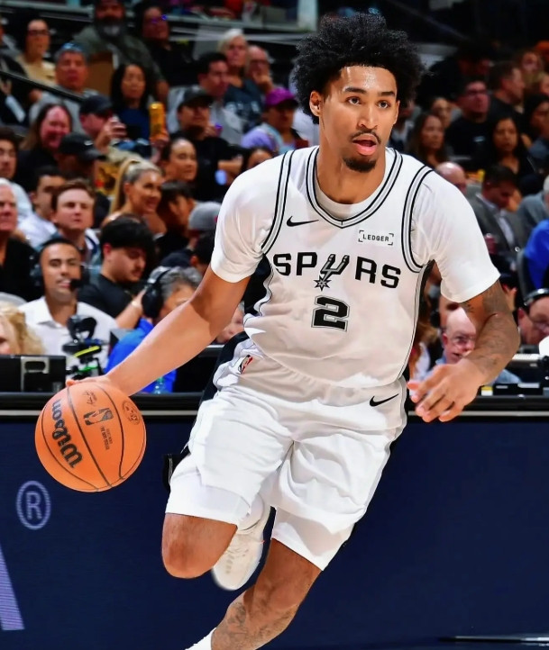 其实哈珀也挺难受的哈珀选秀模板，一个哈登，一个坎宁安。天天逼着持球大核多打无球