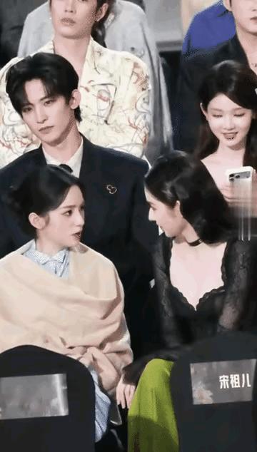 明知道摄像机正在录制，还非要如此，实在难以言表，看着极其做作、虚假，粉丝肯定又要