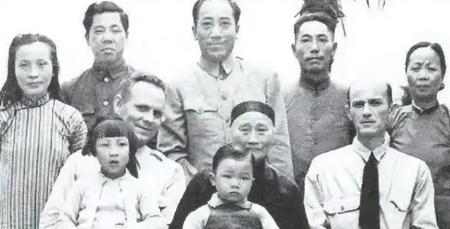 1953年，老蒋想起戴笠的后人还在大陆，让毛人凤去接过来，毛人凤却只接回来两个孙