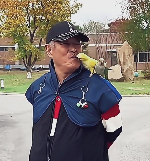 67岁赵本山，一身20块钱汗衫，提旧鸟笼。你品品。曾是春晚顶流，如今淡出