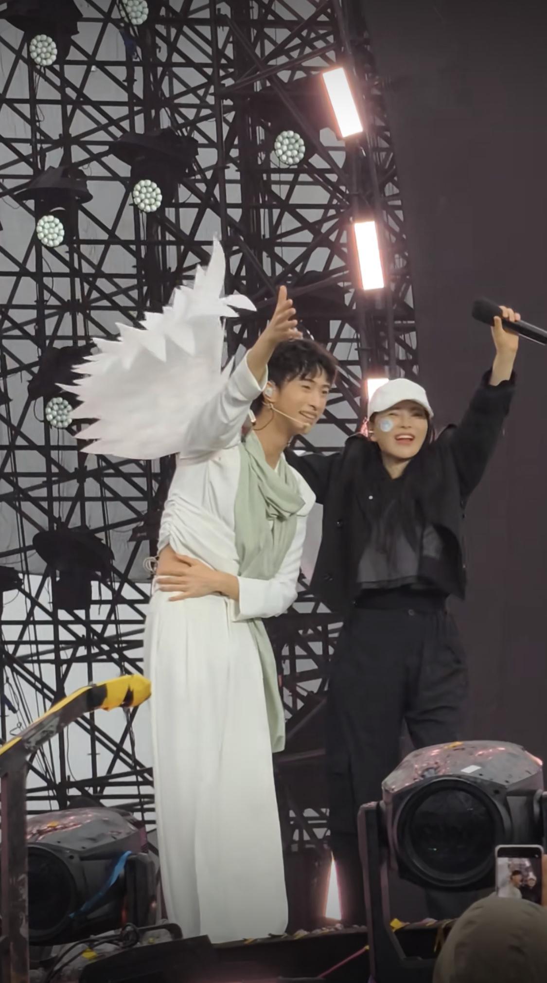 伊能静现身恩利演唱现场，恩利现场演唱了他老爸庾澄庆的《情非得已》。很有庾澄庆